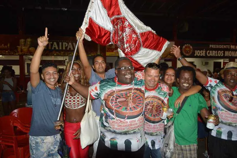 Folia do Viradouro, tricampeã no Carnaval, apresentou enredo sobre cassinos