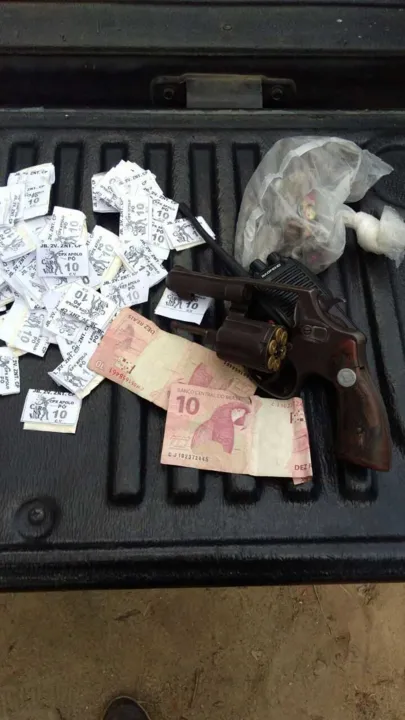 Acusado trocou tiros com a polícia e foi preso tentando fugir