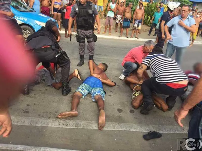Policiais militares impediram que suspeitos fossem linchados por populares. Encaminhados à delegacia, todos acabaram sendo liberados, já que a vítima de assalto preferiu não registrar o caso