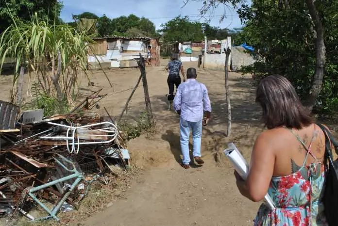 Sete famílias vivem em barracos feitos de madeira, em condições precárias, em um lugar isolado