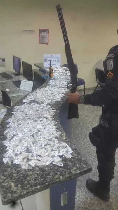  Na Assembleia, acusado tinha uma pistola 380, além das drogas. Em Unamar, drogas e uma carabina