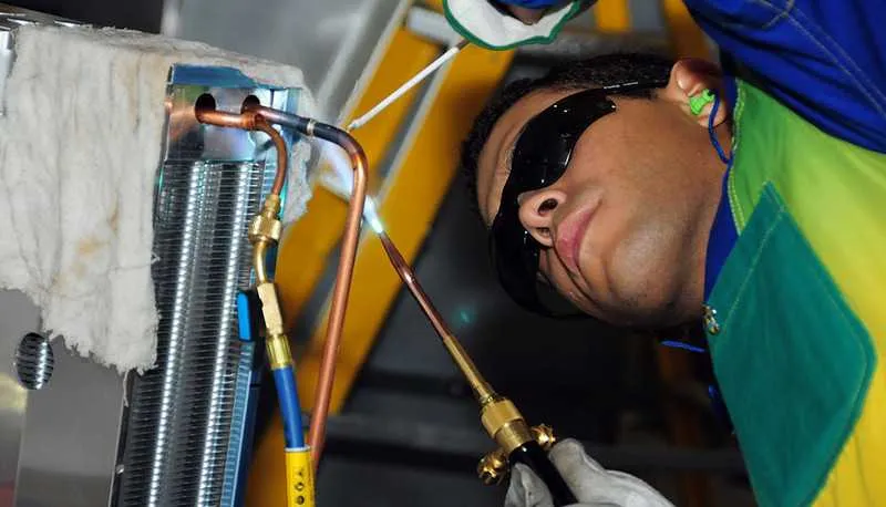 No município de São Gonçalo, é oferecida somente uma vaga de emprego na função de mecânico de refrigeração