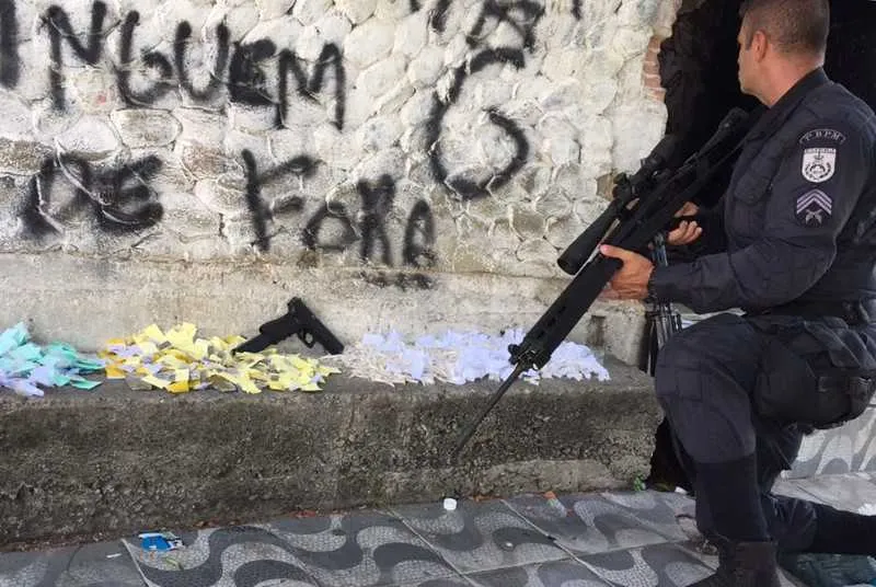 Os acusados estavam com maconha, cocaína, crack e uma pistola