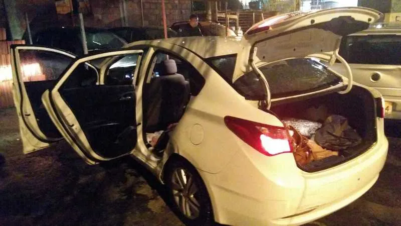 No carro recuperado, foram encontradas bolsas, e o suspeito dos roubos reconhecido pelas vítimas