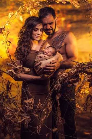 Após ter participado ativamento do parto de sua mulher, Aline Nogueira, que durou 10h, Rogério Minotouro se mostrou novamente um 'paizão' com um ensaio fotográfico de recém-nascido do pequeno, quando tinha apenas 12 dias de vida.