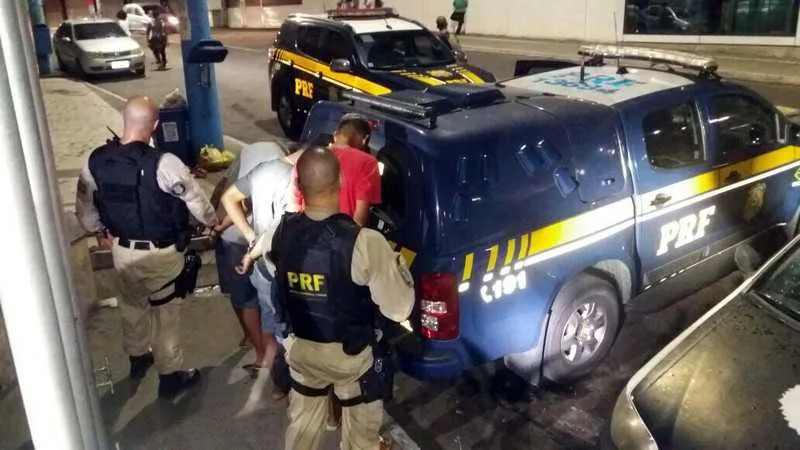 Os três homens estavam ocupando uma motocicleta quando foram interceptadas