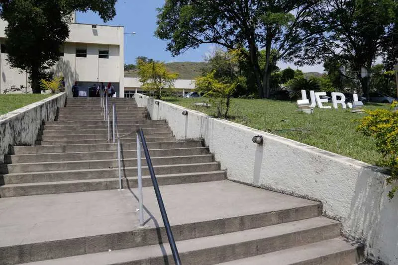 As aulas na Faculdade de Formação de Professores, da UERJ, deveria ter retornado no último dia 17 de janeiro, mas está sem previsão