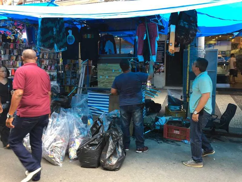 Policiais apreenderam CDs, DVDs e várias mudas de roupas