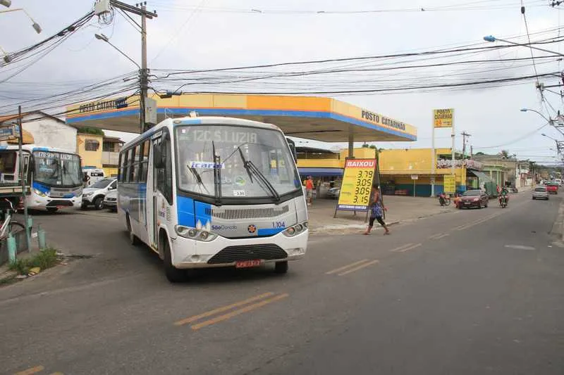 Os ônibus da linha 12 tiveram o itinerário mudado para evitar novos ataques dos ‘soldados’ de Schumaker (detalhe) aos coletivos