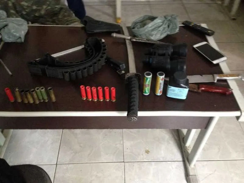Após denúncia, policiais prenderam homem com uma espada ninja, farda militar, além de material para endolação de drogas