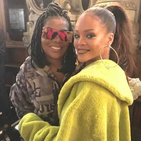 Fã assumida, Rihanna repetiu a façanha e posou ao lado de Rihanna, em Paris. Na noite de segunda-feira (6), a dona dos hits "Bom" e "Sou eu" foi ao lançamento da coleção de Rihanna na semana de moda da capital da França. 