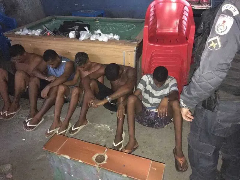 Grupo foi flagrado com armas e drogas após troca de tiros com policiais militares, na Trindade