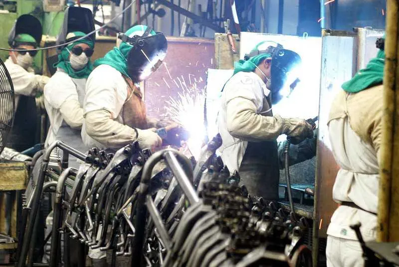 Imagem ilustrativa da imagem Produção industrial volta a subir após 34 meses de queda