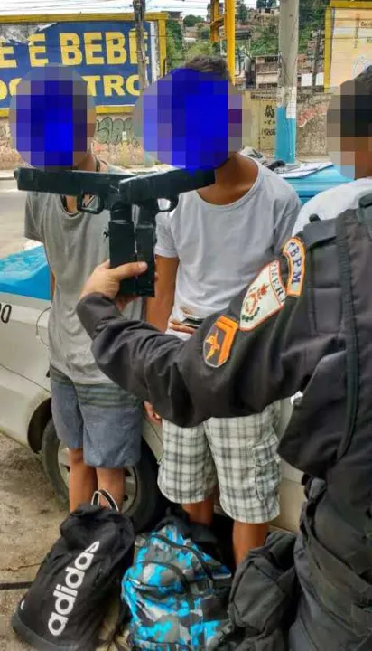 Rapazes estavam com um Sandero roubado