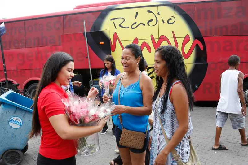 Ação da rádio distribuiu rosas em São Gonçalo, Niterói e Rio