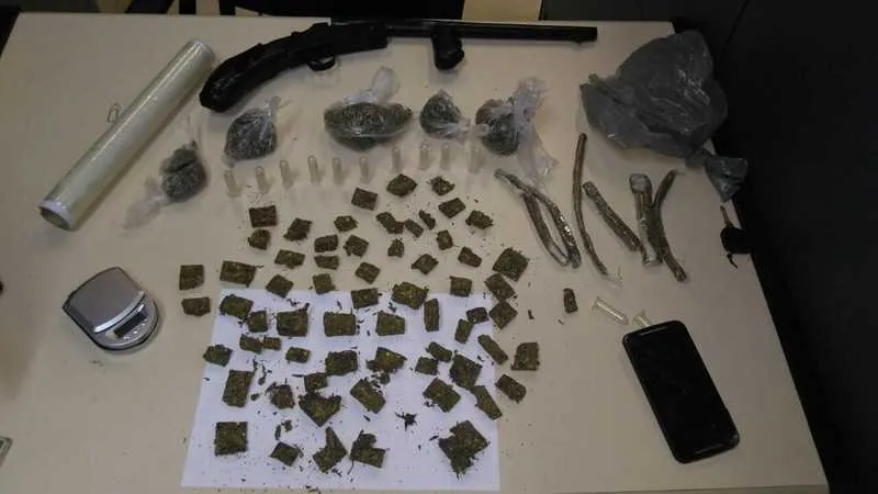 Em Búzios, PMs apreenderam revólver, munições e drogas