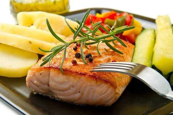 Salmão grelhado em postas com molho de alcaparra - Strada - R$ 51,90 de segunda a quinta e R$ 52,90 na sexta e sábado e também nos feriados