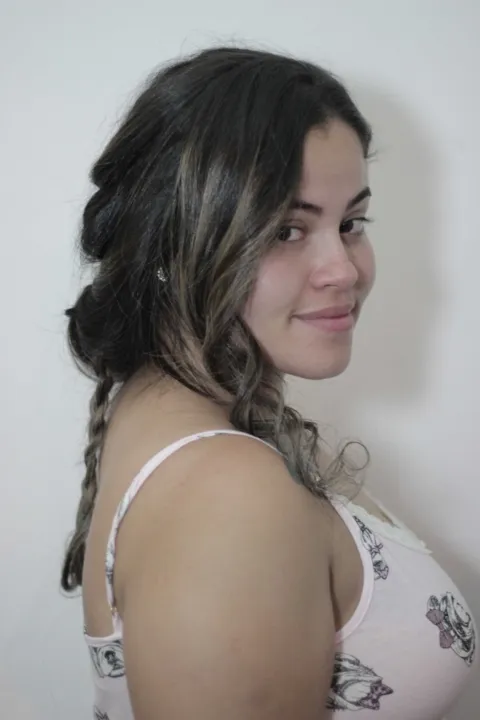 Segundo o hairstylist Ronaldo Gomez,seja qual for o formato, o penteado deve ser feito com cabelo seco ou escovado