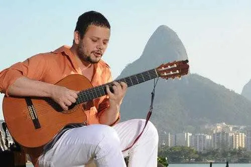 Moyseis Marques vai cantar e comemorar ‘niver’ no evento