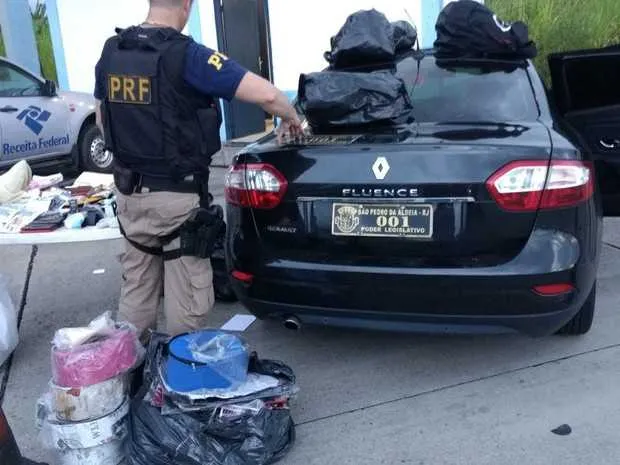 No porta-malas do veículo, agentes da PRF encontraram diversas mercadorias ‘piratas’