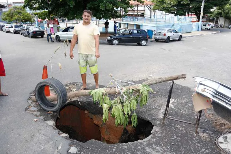  Na Rua Iguaçu, no Mutuá, um enorme buraco, perto de praça, atrapalha o tráfego desde outubro