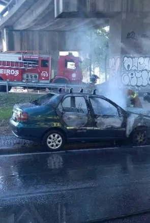 Carro pegou fogo na chegada ao Centro de Niterói