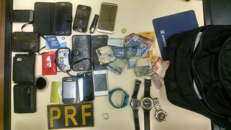 Com os suspeitos foram encontrados pertences das vítimas