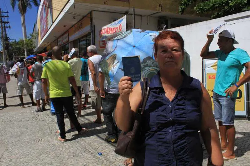 Maria José estava ansiosa, na fila, em Alcântara, para receber e usar o dinheiro para reforma na casa