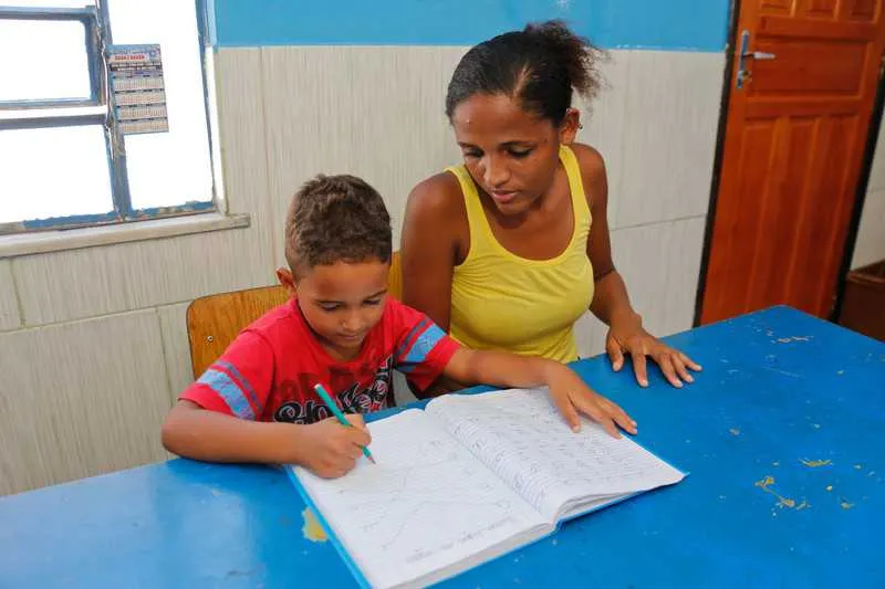 Ana Paula passa atividades para os filhos em casa para que eles não fiquem atrasados