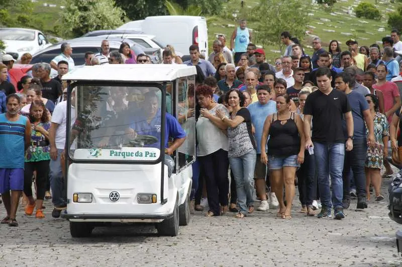 Cerca de 150 pessoas foram ao sepultamento de Assis no Cemitério Parque da Paz na tarde de ontem
