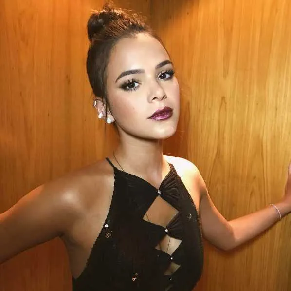 Bruna Marquezine apareceu mostrando toda a sensualidade na terceira edição do prêmio "Geração Glamour", na última quinta-feira. Inspirada no filme "A Bela e a Fera", com estreia marcada para a próxima quinta-feira (16), o evento elege os maiores talentos da nova geração em diversas áreas. Fernanda Paes Leme, Sabrina Sato e Thaila Ayala também marcaram presença. 