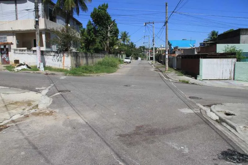 O crime ocorreu a poucos metros da casa de José Luiz (detalhe), entre as ruas Imbitiba e César Lattes, no bairro Laranjal, em SG