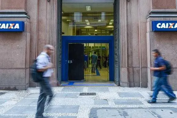 As agências da Caixa Econômica Federal abrem neste sábado até às 15h para atender clientes que vão sacar contas inativas do FGTS