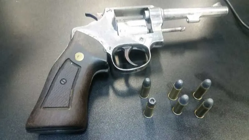 O revólver apreendido com o homem no bairro Rua da Fogo