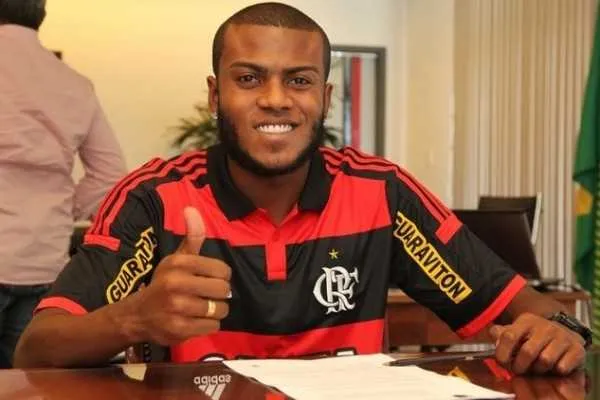Marcelo Cirino continua no Rubro-negro para a temporada