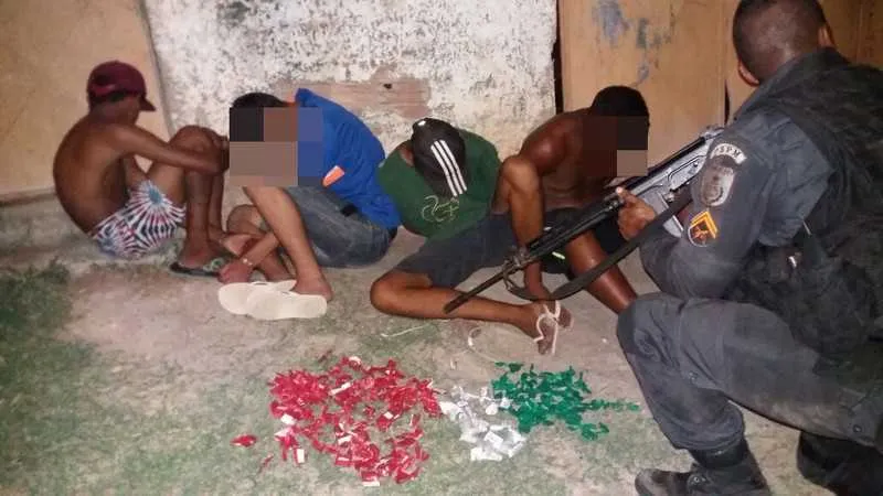 A Polícia Militar prendeu quatro homens com drogas no Apolo