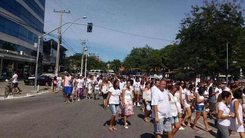 Cerca de 150 pessoas fizeram caminhada pela orla do município e pediram solução para o assassinato de estudante Robson Júnior