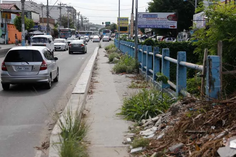 Com seis quilômetros de extensão, a Avenida Maricá tem problemas variados, como canteiros mal conservados, calçadas quebradas, buracos na pista e falta de iluminação