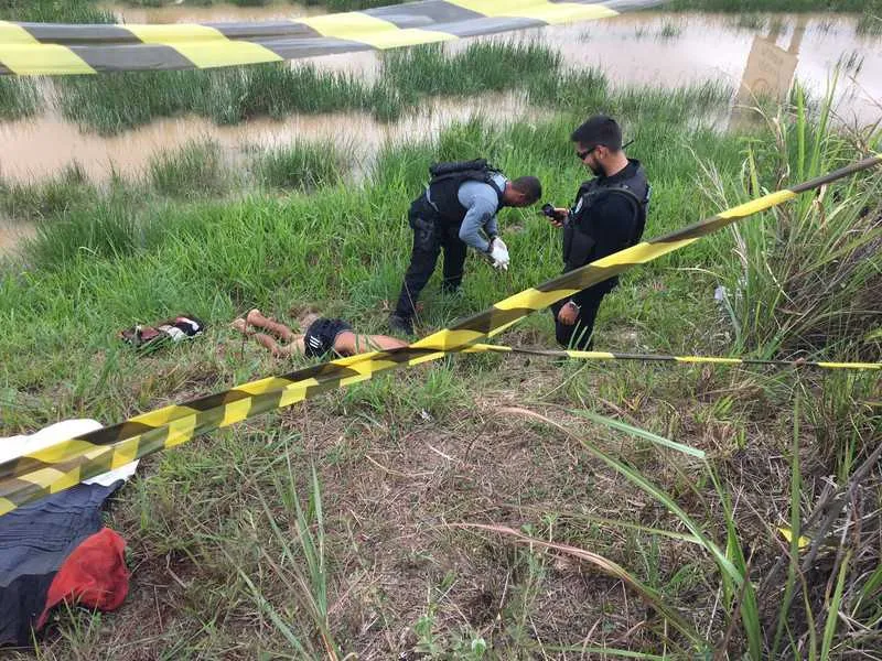 Jovem morto foi 'desovado' às margens da rodovia