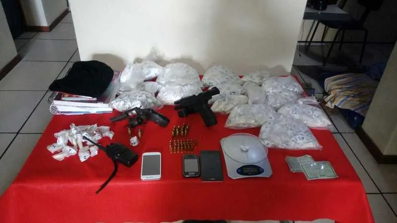 PMs apreenderam revólver, pistola, munições e drogas