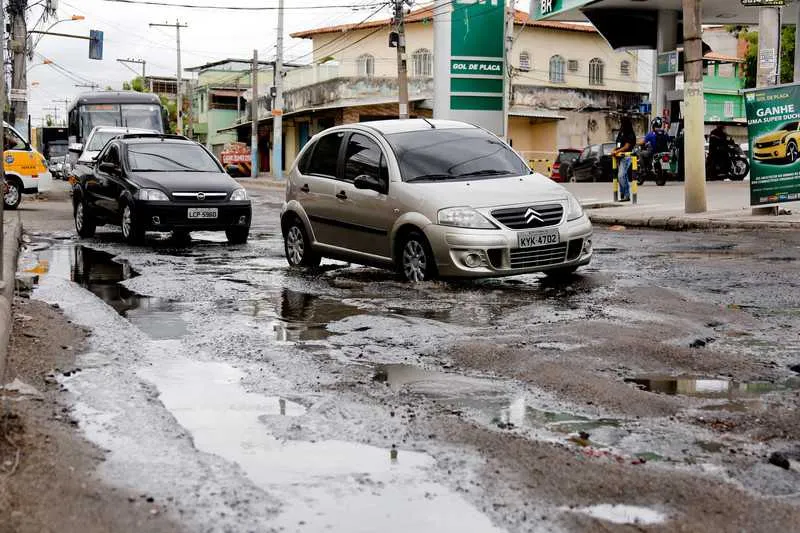 Os carros não conseguem nem desviar dos buracos, pois são muitos e próximos uns dos outros