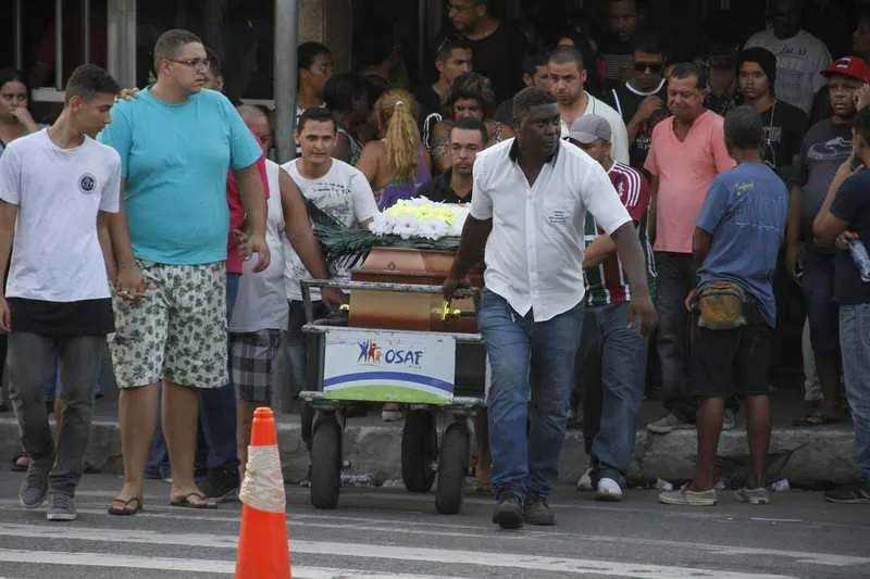 Cerca de 500 pessoas acompanharam os enterros conjuntos das quatro vítimas da chacina em SG