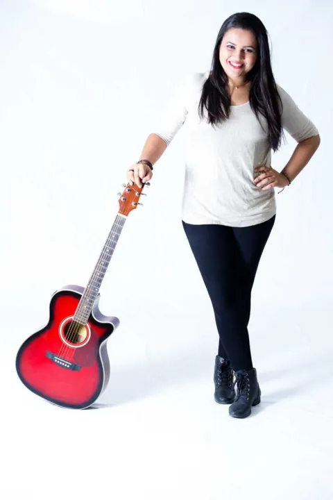 Finalista do concurso Voz de Ouro, a cantora apresenta um repertório de Música Popular Brasileira
 