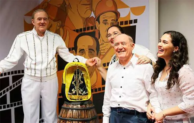 Devoto de Nossa Senhora Aparecida, Renato Aragão agora tem sua fé imortalizada no Museu de Cera do Memorial da Devoção, no Santuário Nacional, no interior de São Paulo. No domingo, acompanhado da mulher e da filha, o humorista marcou presença na inauguração da estátua em sua homenagem.  A peça fica ao lado de fiéis famosos, como o ex-jogador Ronaldo Nazário e o cosmonauta brasileiro Marcos Pontes. 