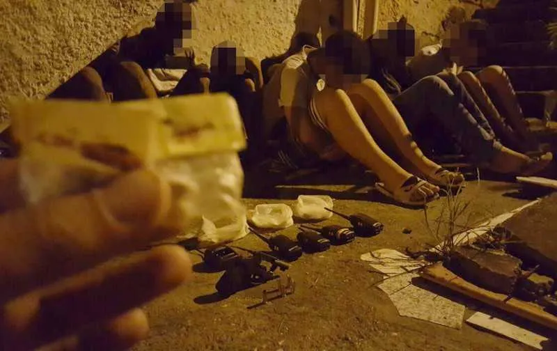Entre os presos pelos PMs, com drogas, estão cinco adolescentes