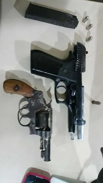 Duas armas foram apreendidas, além de celulares, drogas e dinheiro