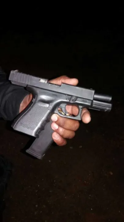 Com eles, os agentes encontraram uma pistola calibre 40, duas munições, drogas e um rádio de comunicação.