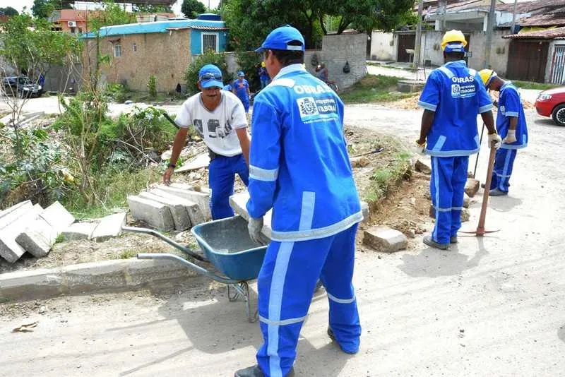  Funcionários trabalham em obras de recuperação e manutenção da rede de águas pluviais
