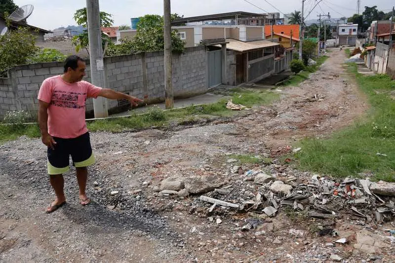 Amilton José, que colocou pedaços de madeira e pneus na via, mostra a situação caótica