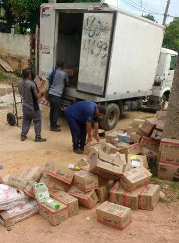 Uma carga de produtos alimentícios que havia sido roubada na comunidade do Tabajara, em São Gonçalo, foi recuperada por policiais do 7º BPM (São Gonçalo).